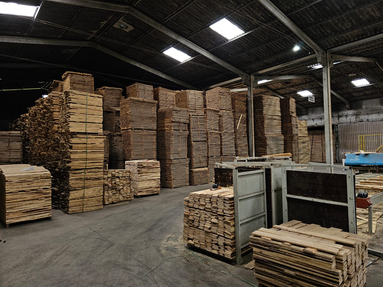 What are the price differences between new and used pallets in 2025